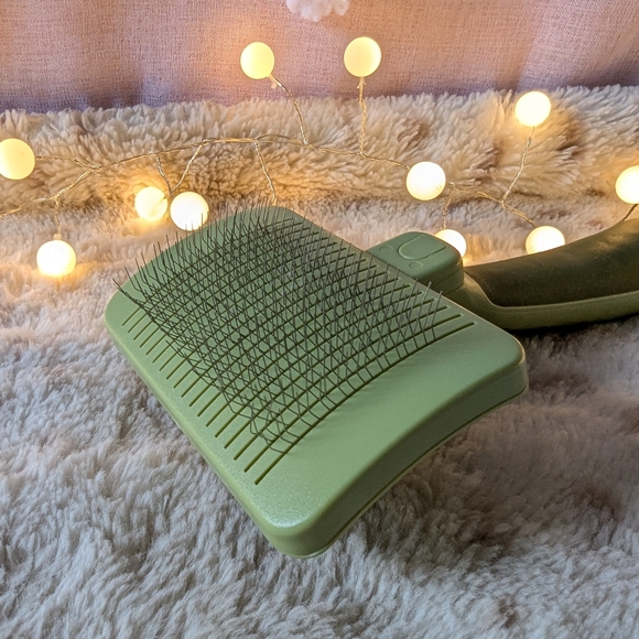 Retractable Dog Brush - Picture 9 of 14